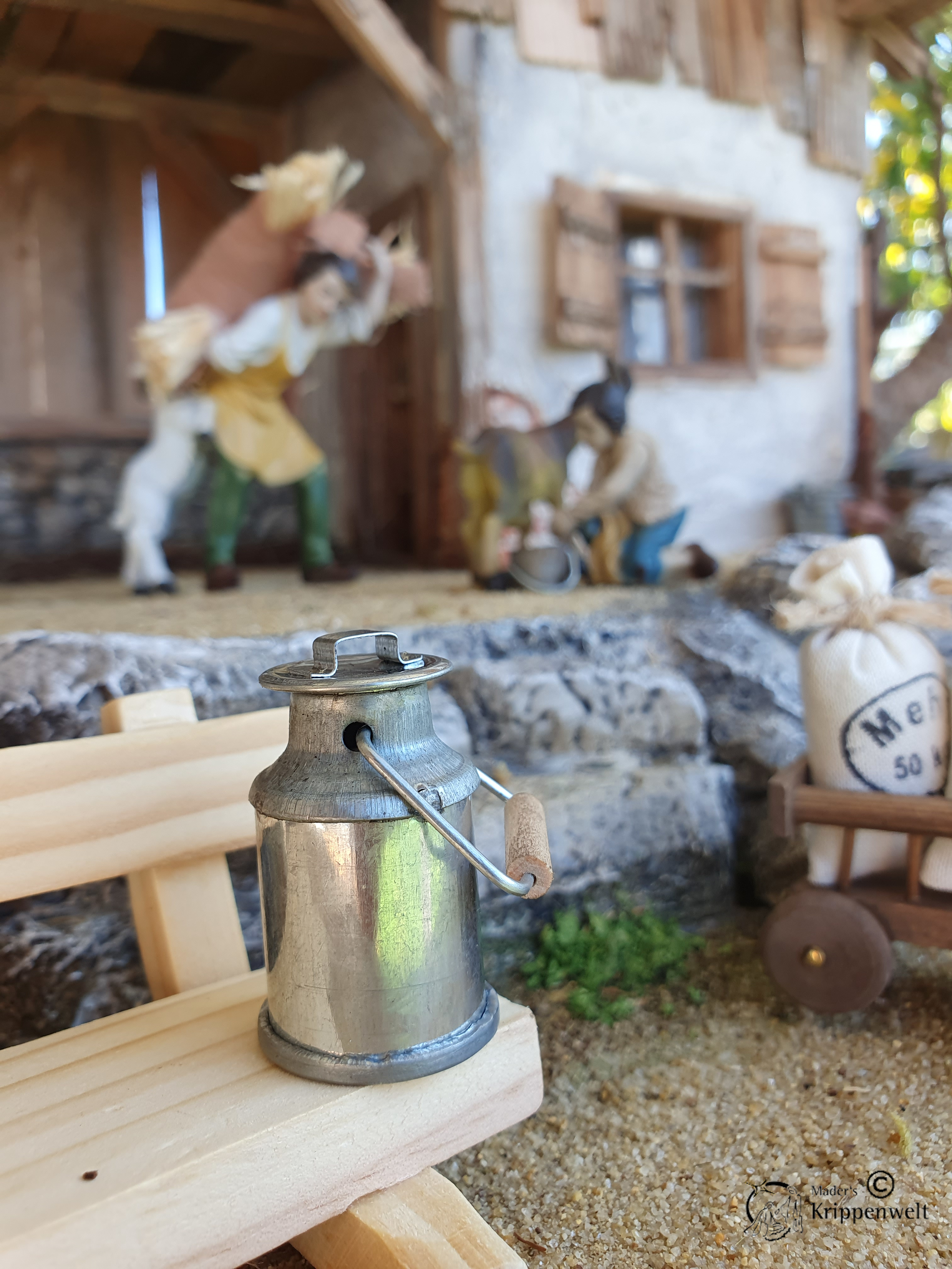 Milchkanne mit Holzgriff als Krippenzubehör