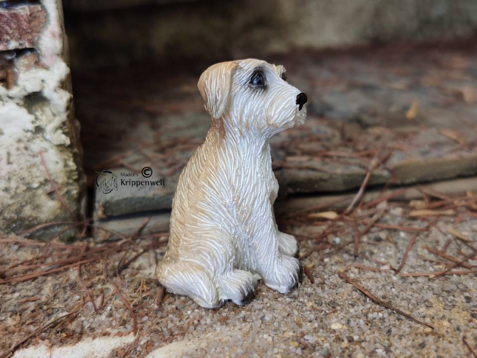 Krippenfiguren, ein kleiner sitzender Hund aus Kunstharz