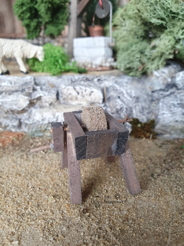 klicken um großes Bild anzuzeigen Schleifstein als Krippenzubehör