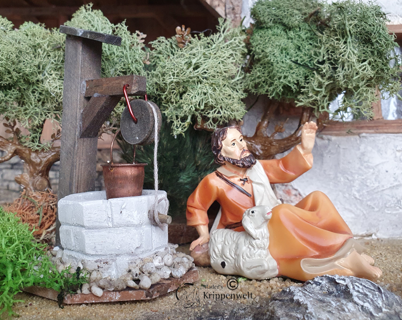 klicken um großes Bild anzuzeigen ein Ziehbrunnen mit Kupferkessel als Krippendekoration