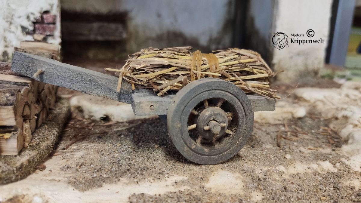 beladener Heuwagen aus Holz als Krippenzubehör