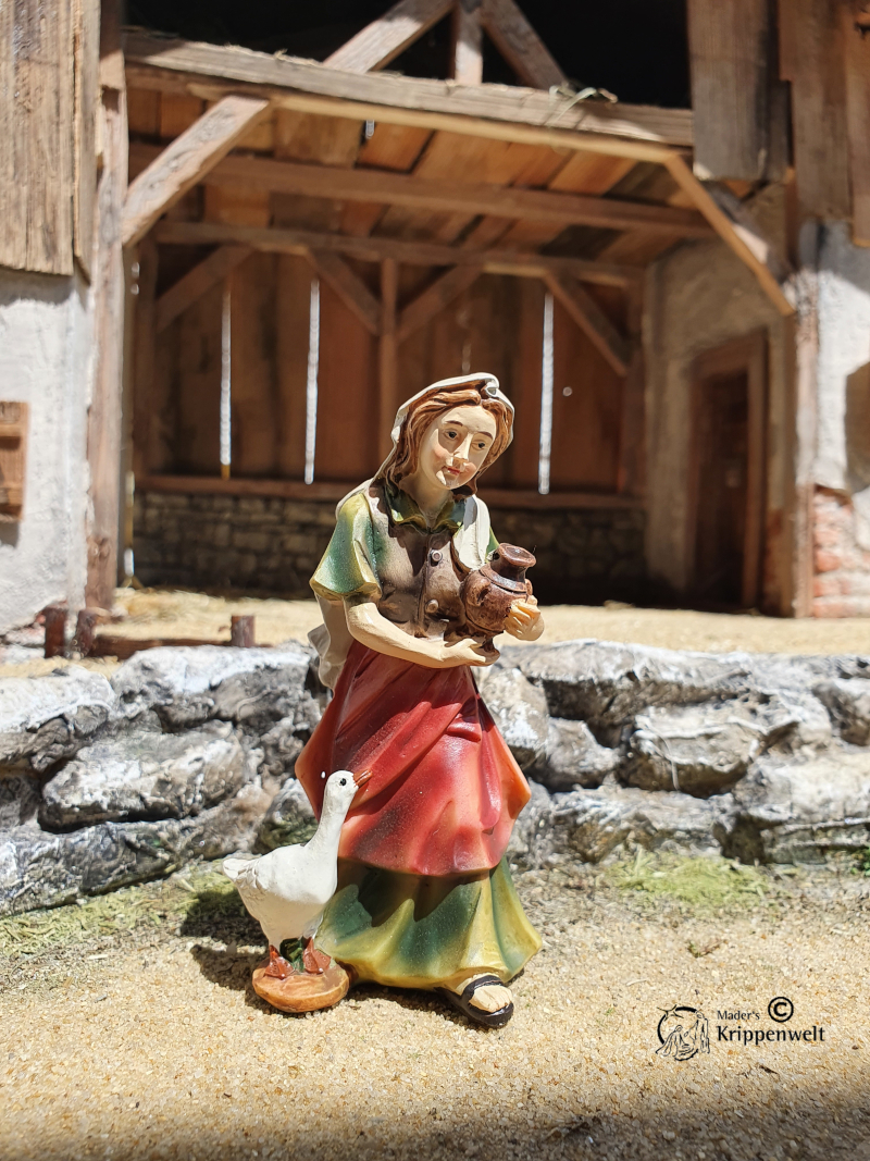 Artikel anzeigen Magd mit Gans in 3 Größen