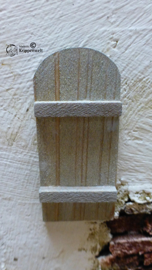 Krippenbau-Fensterl-den-rund Fensterladen als Krippenzubehör