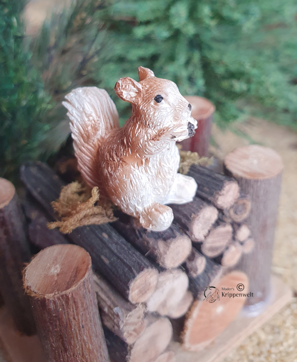 Artikel anzeigen Krippenfigur aus Polystone - Eichhörnchen mit Nuss