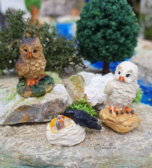 Artikel anzeigen Krippenfiguren, ein Eulenpaar und ein Vogelnest aus Kunstharz