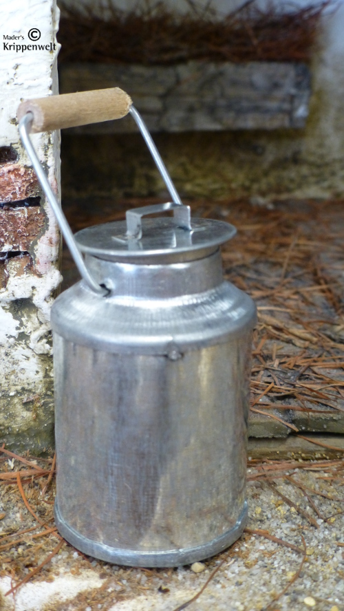 Milchkanne mit Holzgriff als Krippenzubehör