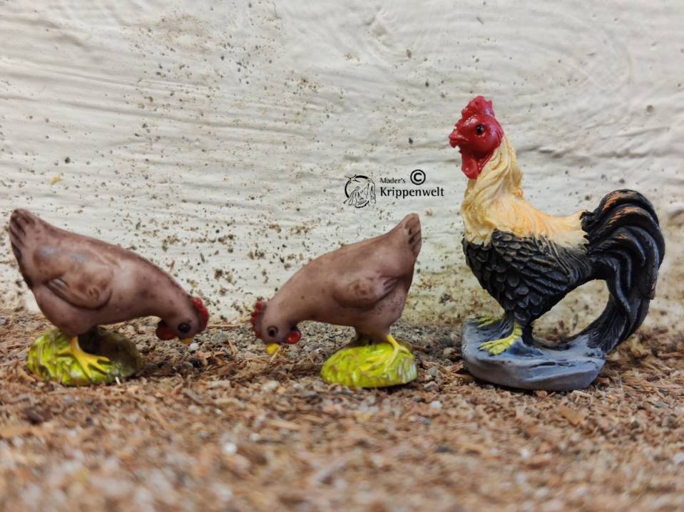 Artikel anzeigen Krippenfiguren, ein Hahn und zwei Hennen aus Kunstharz