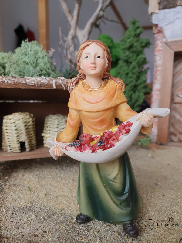 Artikel anzeigen Mädchen mit Obstkorb als Krippenfirug aus Polyresin