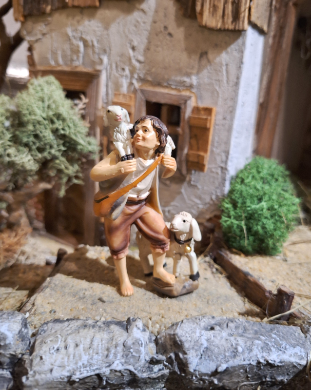 Hirte stehend mit Schaf und Lamm 9er Figuren