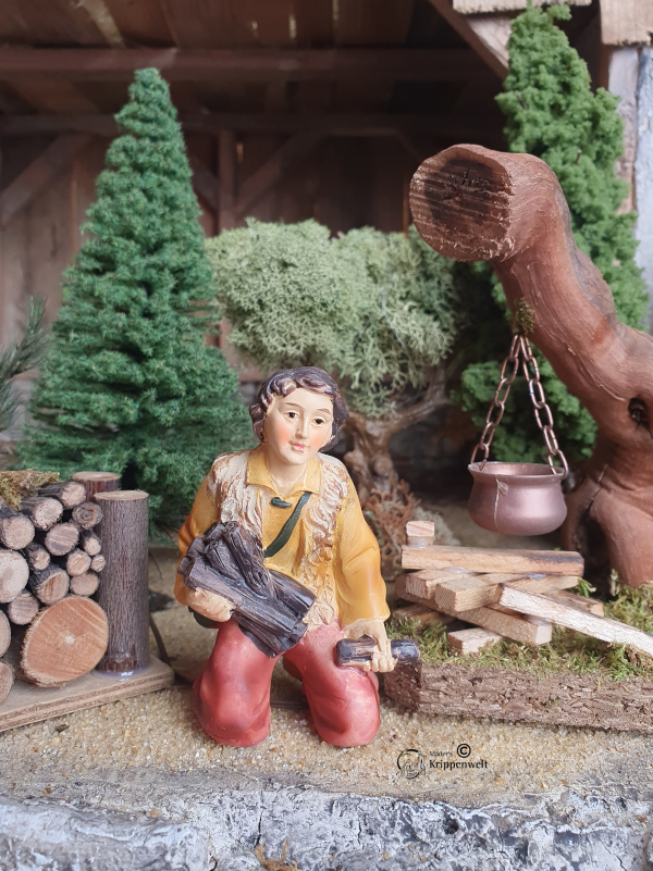 Krippenfigur aus Polystone - Hirte mit Holz