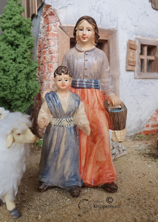 Artikel anzeigen Krippenfiguren aus Kunstharz eine Magd mit Kind