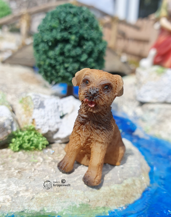 20230423_132018 kleiner Hund sitzend als Krippenfigur - Tier