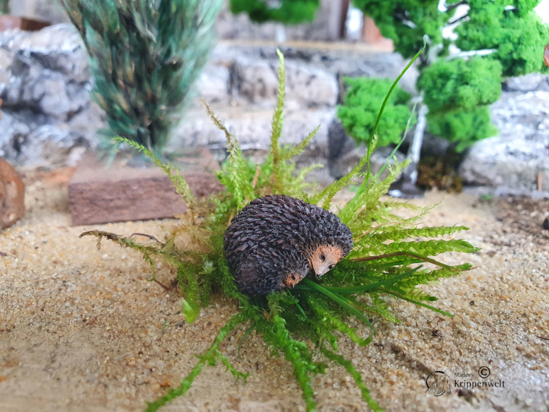 Artikel anzeigen Krippenfigur aus Kunstharz - ein liegender Igel