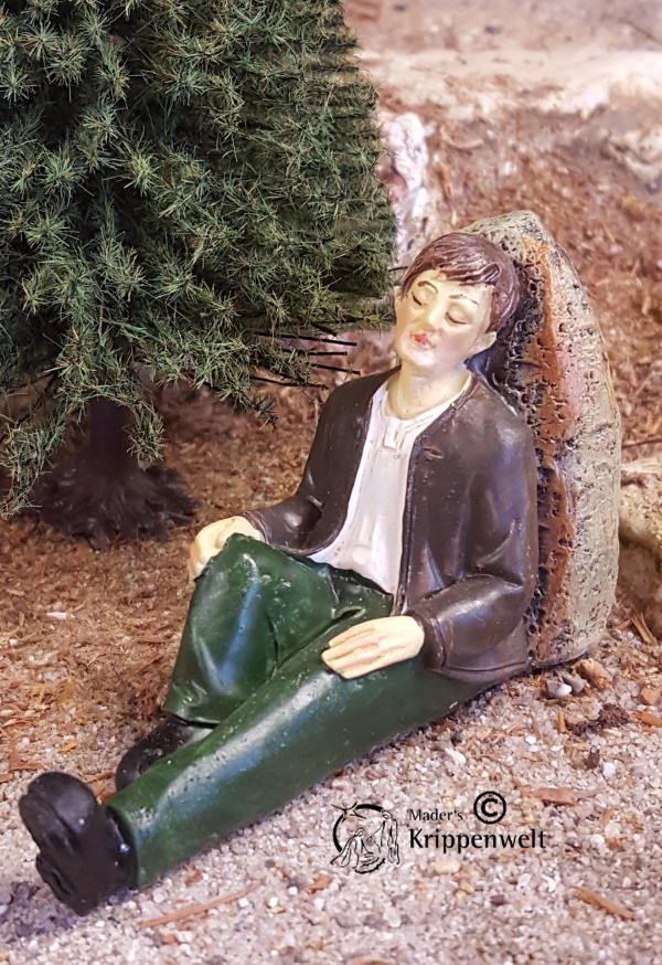 schlafender Wanderer aus Polystone als Krippenfigur