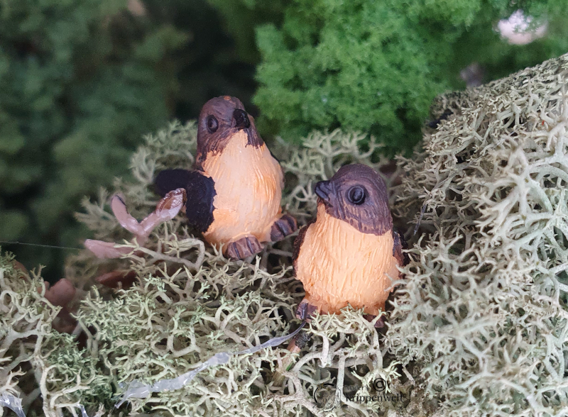 Krippenfiguren, ein Vogelpaar aus Kunstharz