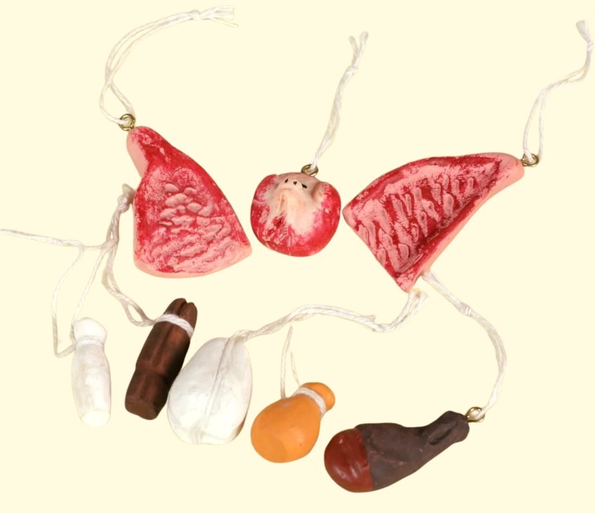 Fleischstücke, Wurst und Käse am Seil