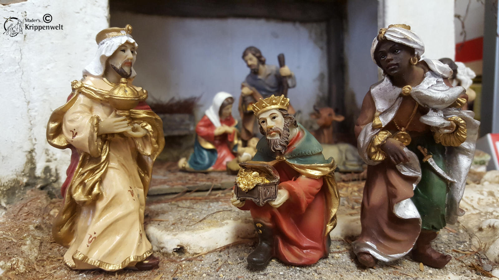 handbemalte Krippenfiguren für ihre heimatliche Weihnachtskrippe