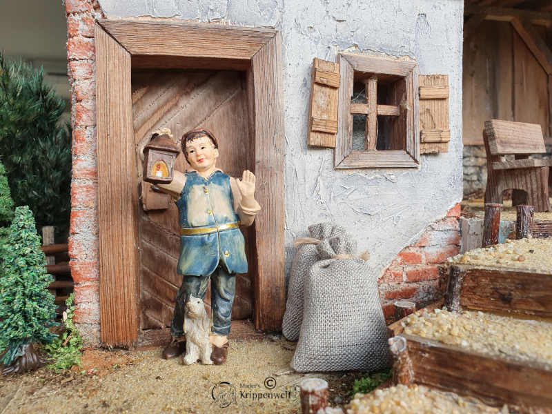 klicken um großes Bild anzuzeigen Krippenfigur aus Kunstharz - ein abweisender Wirt mit Laterne und Hund