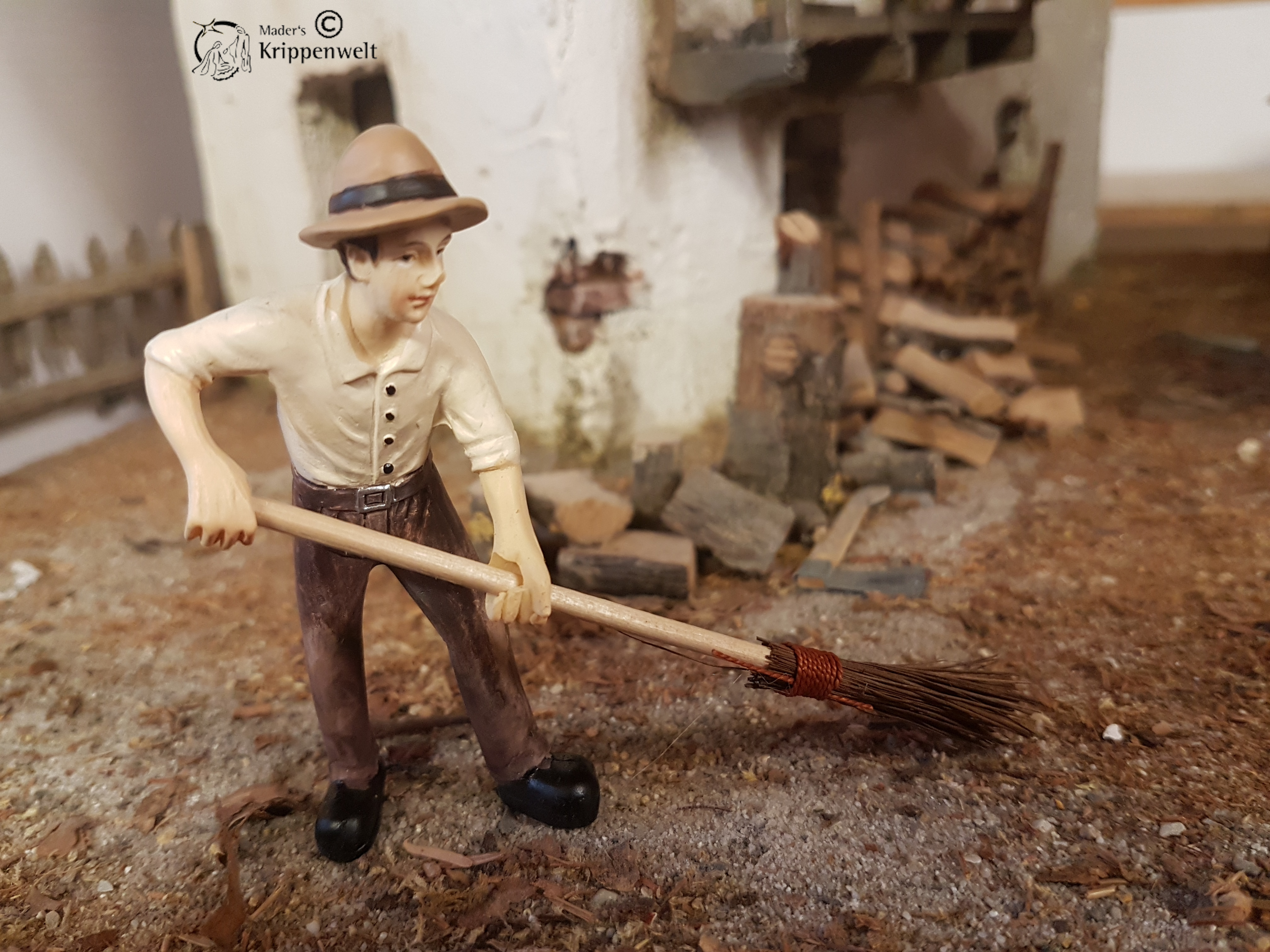 klicken um großes Bild anzuzeigen Knecht mit Rechen als Krippenergänzungsfigur