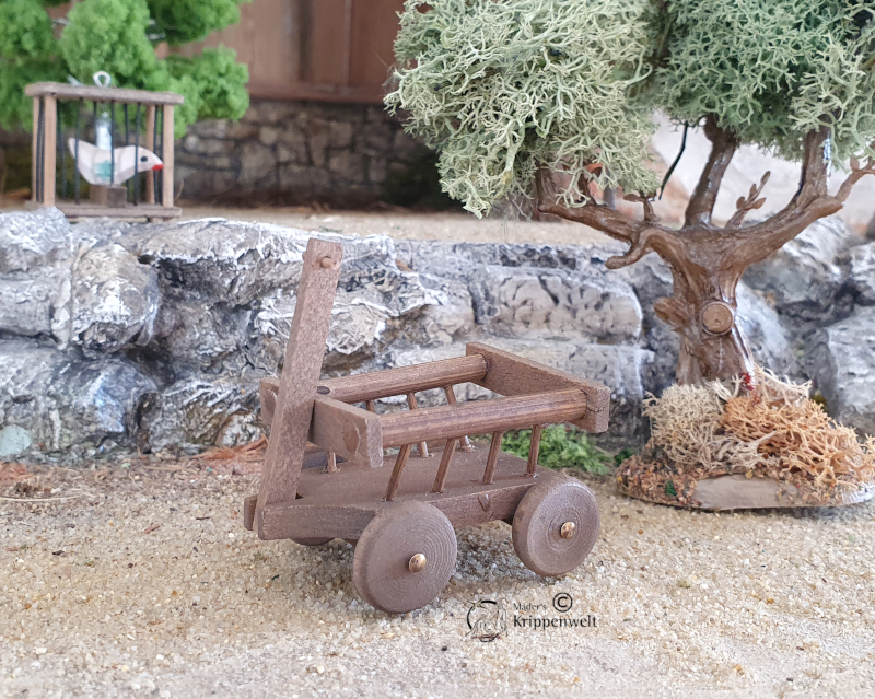 kleiner Leiterwagen aus Holz als Krippenzubehör