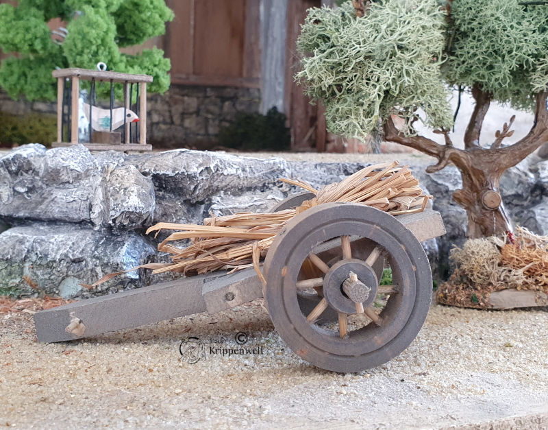 beladener Heuwagen aus Holz als Krippenzubehör