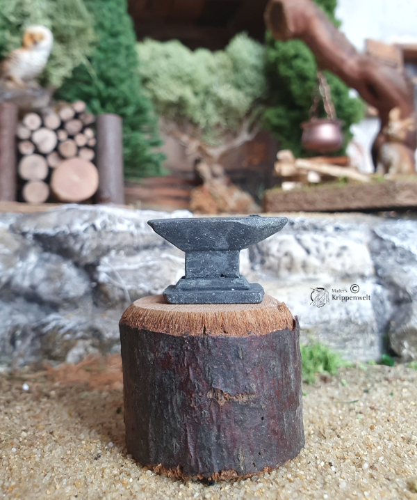 klicken um großes Bild anzuzeigen Amboss aus Metall als Krippenzubehör