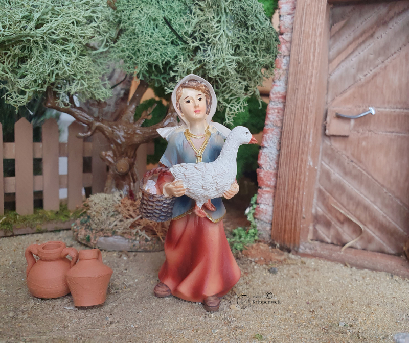 20230122_141514 Krippenfiguren aus Kunstharz Bäuerin mit Eierkorb und Gans