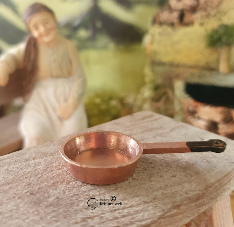 Artikel anzeigen Pfanne aus Kupfer als Krippendekoration